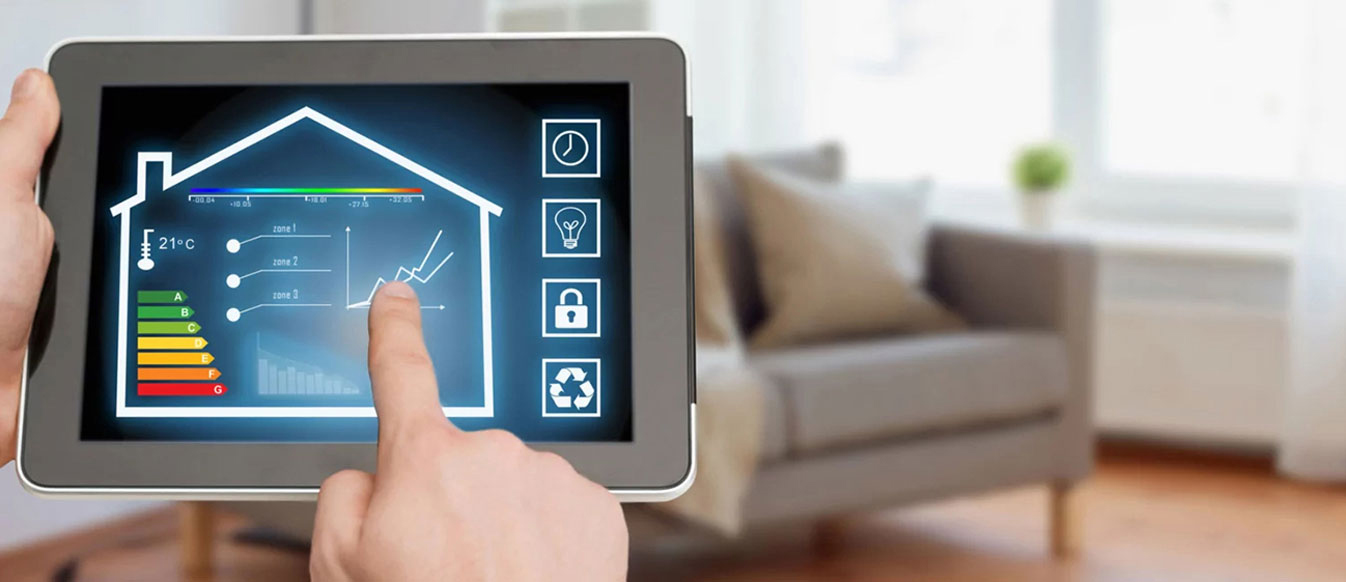 Tablet-PC, an dem die Energieeffizienz eines Gebäudes ermittelt wird; im Hintergrund Wohnzimmer.