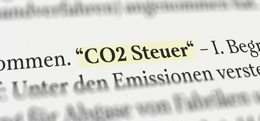 Passage aus einem Gesetzestext, in dem der Begriff „CO2 Steuer“ gelb markiert ist.