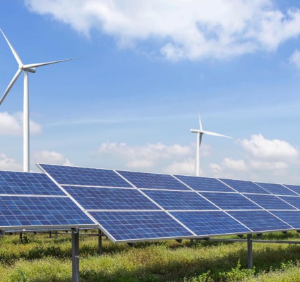 Windräder und Solaranlagen, symbolisch für die Nutzung der Quellen von erneuerbaren Energien.
