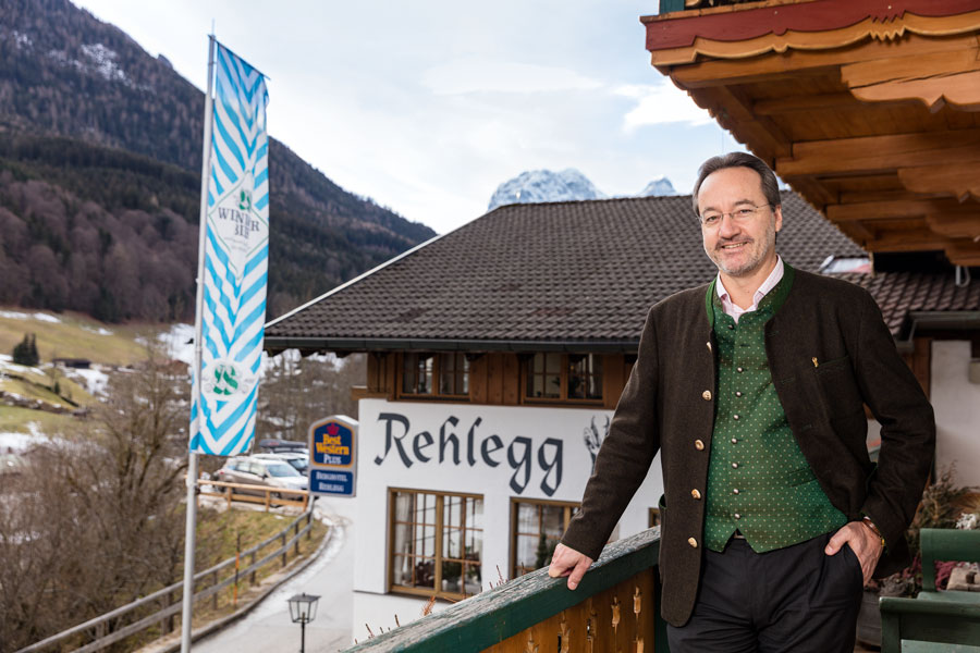 Der Betreiber des Hotels Rehlegg in Ramsau auf einer Loggia.