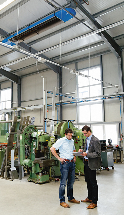 Gehäusetechnik-Unternehmer Marc Heidenreich mit dem Berater eines Flüssiggasversorger in einer Fertigungshalle.