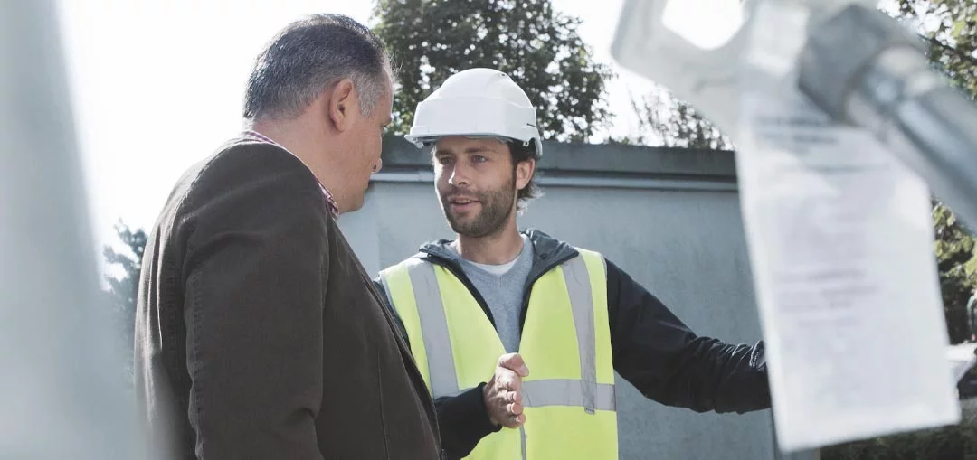 Zur Flüssiggastank-Prüfung befähigte Person im Gespräch mit dem Nutzer einer Flüssiggasanlage.