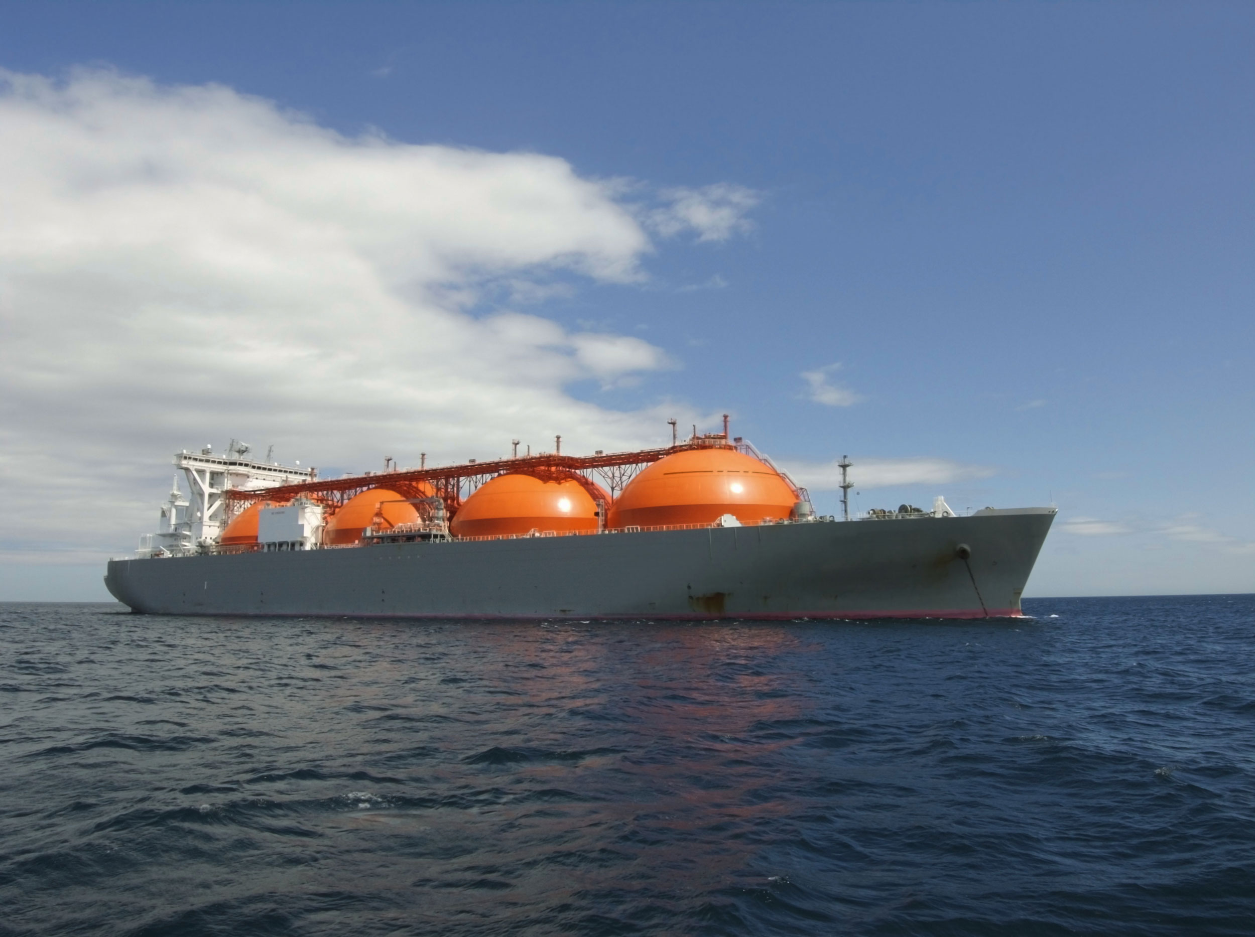 LNG-Frachter mit vier Kugeltanks, in denen verflüssigtes Erdgas (Liquefied Natural Gas) gelagert wird.