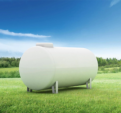 Grafische Darstellung eines Flüssiggastanks, der oberirdisch auf einer Wiese aufgestellt ist.